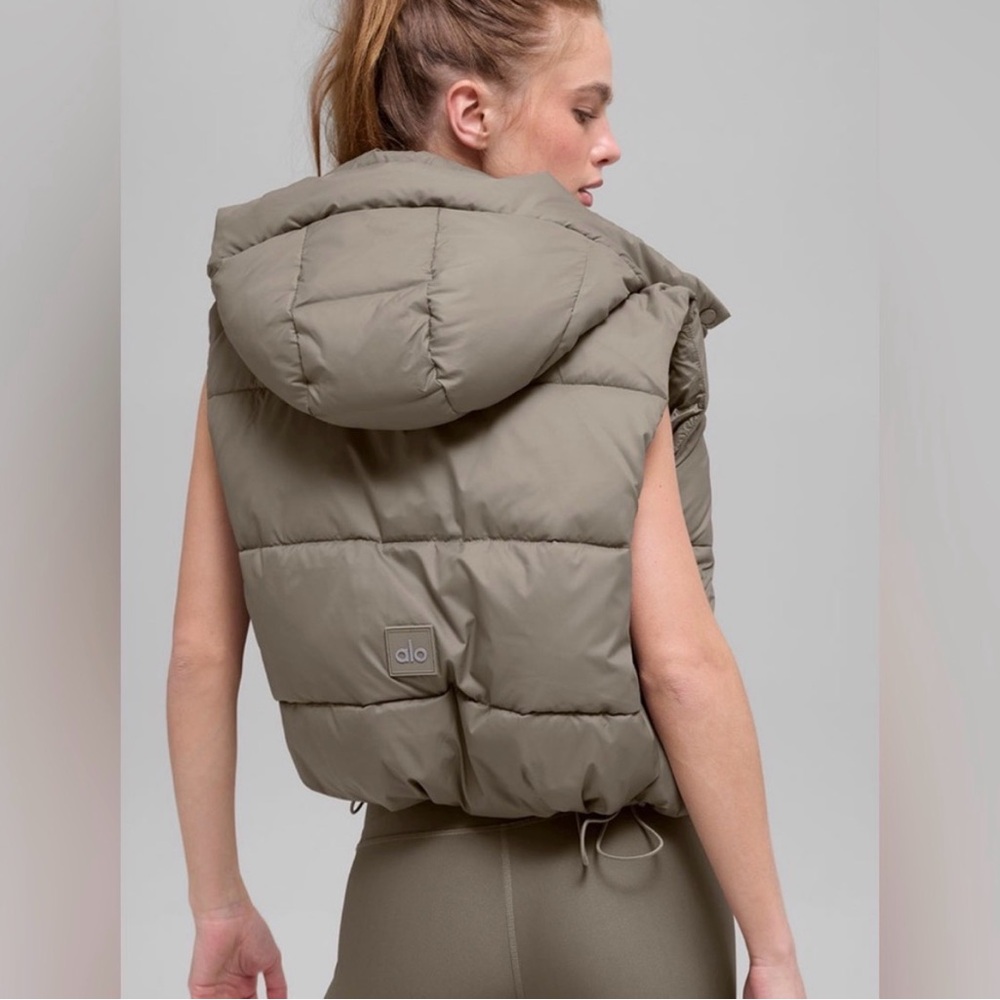 NWT ALO Yoga Gold Rush Puffer Vest in Light Cocoa XS - Picture 2 of 2